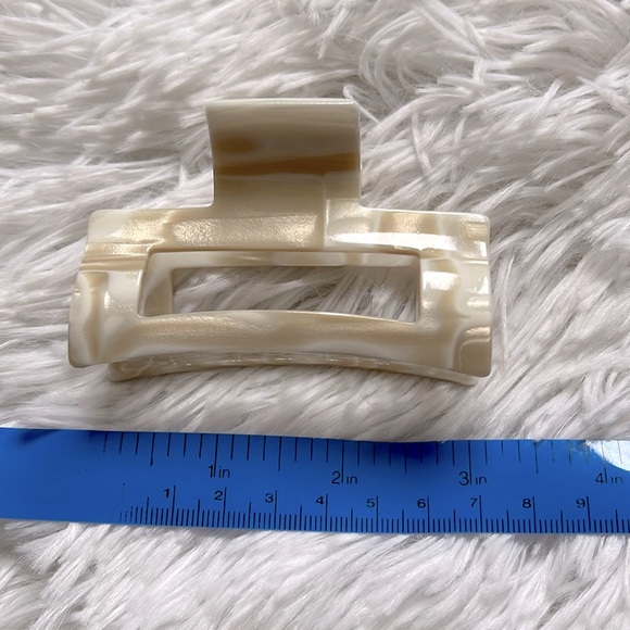 France Luxe
Midi Cutout Rectangle Jaw
Hair Clip - Picture 8 of 9